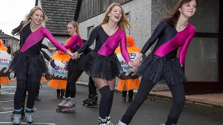 Auf schnellen Inlinern flitzten die Girls vom Turnverein durch die Reihen.
