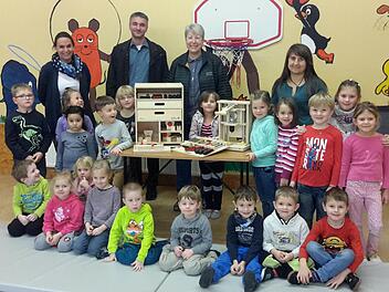 Einiges angeschafft werden konnte von den mehr als 2000 Euro, die die Bad Brückenauer Apotheker Gisela Salzmann und Martin Lörzer (Bildmitte hinten) dem Kindergarten Regenbogenland gespendet haben. Mit den Mädchen und Jungen freuen sich die Erzieherinnen Jennifer Schelletter (hinten links) und Alla Witzke (hinten rechts).  Foto: Rolf Pralle
