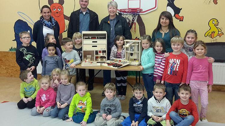 Einiges angeschafft werden konnte von den mehr als 2000 Euro, die die Bad Brückenauer Apotheker Gisela Salzmann und Martin Lörzer (Bildmitte hinten) dem Kindergarten Regenbogenland gespendet haben. Mit den Mädchen und Jungen freuen sich die Erzieherinnen Jennifer Schelletter (hinten links) und Alla Witzke (hinten rechts).  Foto: Rolf Pralle