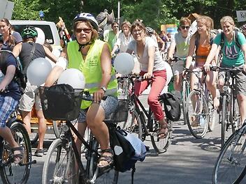 Mit Luftballons brachten die radelnden Kundgebungsteilnehmer symbolisch frische Luft aus dem Hauptsmoorwald mit nach Bamberg. Foto: : Gerhard Sp&ouml;rlein