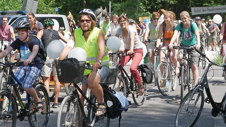 Mit Luftballons brachten die radelnden Kundgebungsteilnehmer symbolisch frische Luft aus dem Hauptsmoorwald mit nach Bamberg. Foto: : Gerhard Sp&ouml;rlein
