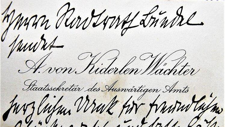 Visitenkarte des Staatssekretärs und Leiters des Auswärtigen Amtes Alfred von Kiderlen-Waechter (1852-1912) mit persönlichem Gruß. Repro: Sigismund von Dobschütz