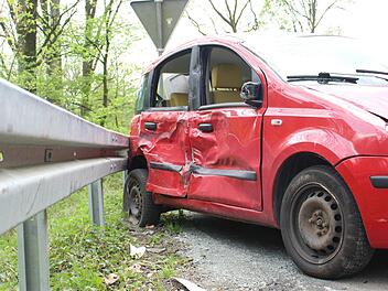 Auch das Auto des Unfallverursachers wurde bei dem Unfall am Samstag schwer besch&auml;digt. Foto: News5/Fricke
