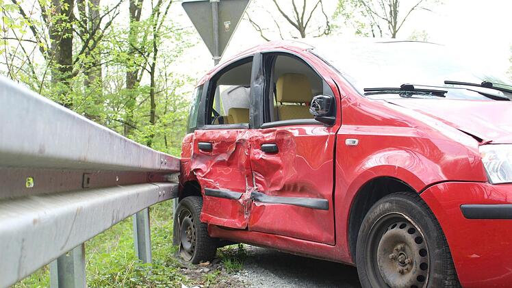 Auch das Auto des Unfallverursachers wurde bei dem Unfall am Samstag schwer besch&auml;digt. Foto: News5/Fricke
