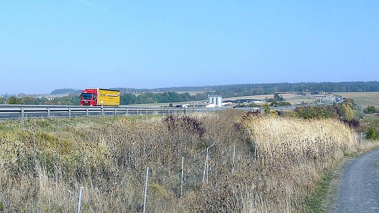 Direkt neben  der A73 befinden sich intensiv landwirtschaftlich genutzte Flächen, die beim Bau einer weiteren Ausfahrt gebraucht würden.Foto: Berthold Köhler
