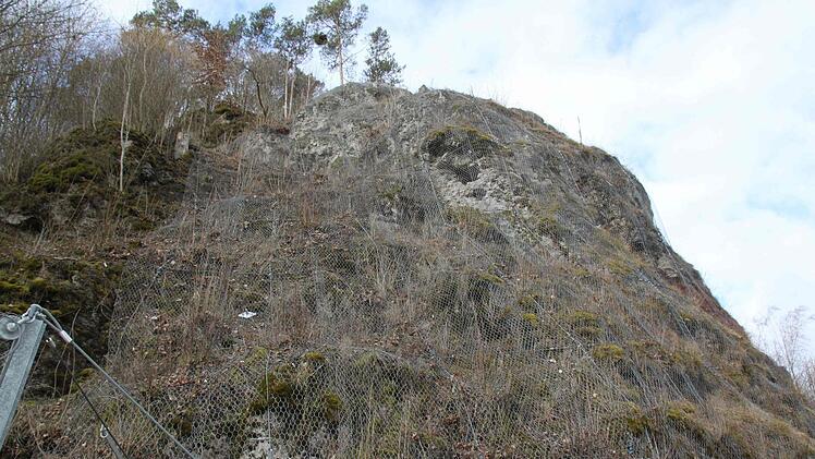 Felsen wurden mit Netzen umspannt.