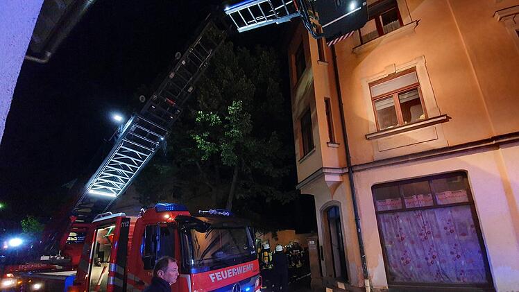 Gegen 21 Uhr brach am Samstag in der Ansbacher Innenstadt ein Wohnhausbrand aus. Foto: Haag/News5