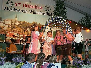 In diesem Jahr muss auch die Kindertrachtengruppe - hier beim legendären Laubentanz - auf ihren Auftritt verzichten. Foto: Heike Schülein/Archiv