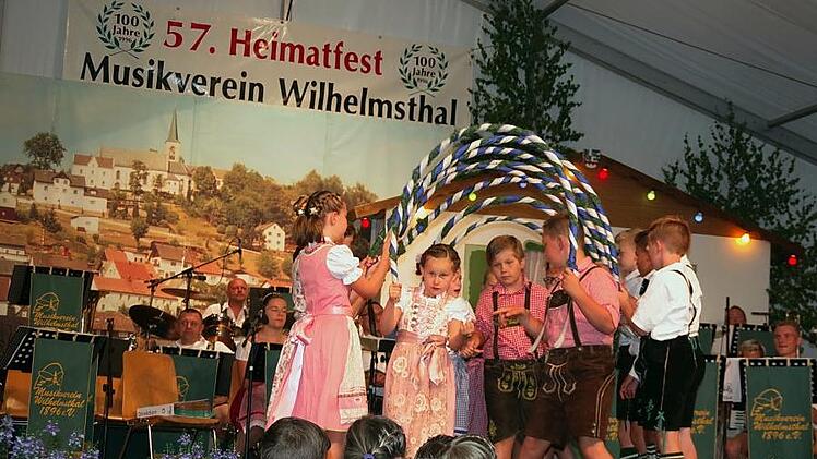 In diesem Jahr muss auch die Kindertrachtengruppe - hier beim legendären Laubentanz - auf ihren Auftritt verzichten. Foto: Heike Schülein/Archiv