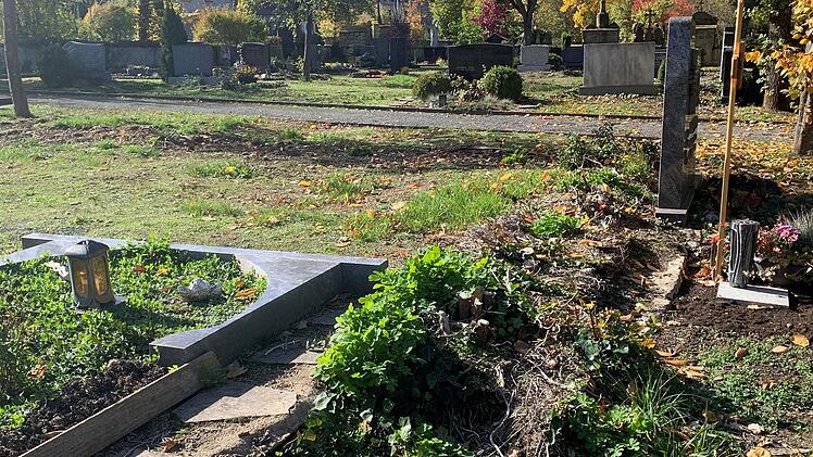 Weil auf einem Teil des Friedhofs die Hecken entfernt wurden, sieht es derzeit alles andere als schön aus. Dieser Teil soll vom Bauhof hergerichtet werden, die Planung für die Neugestaltung läuft parallel weiter. Foto: Thomas Malz