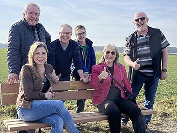 Die SPD Herzogenaurach hat eine Bank gespendet. Unser Bild zeigt (von links) Holger Auernheimer, Claudia Belzer, Curd Blank mit Sohn, Renate Schroff und Erich Petratschek.