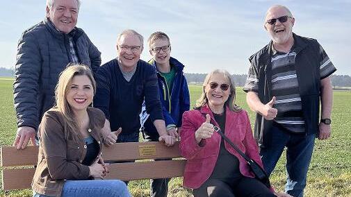 Die SPD Herzogenaurach hat eine Bank gespendet. Unser Bild zeigt (von links) Holger Auernheimer, Claudia Belzer, Curd Blank mit Sohn, Renate Schroff und Erich Petratschek.