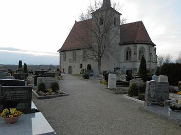Die Bergkirche in Hohenfeld ist ein Kleinod. Einigen Bürgern gefällt die Pflege des Friedhofes aber gar nicht.  Fotos: rf