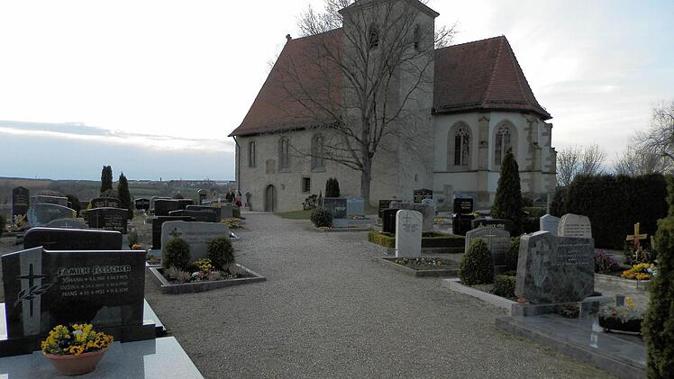 Die Bergkirche in Hohenfeld ist ein Kleinod. Einigen Bürgern gefällt die Pflege des Friedhofes aber gar nicht.  Fotos: rf