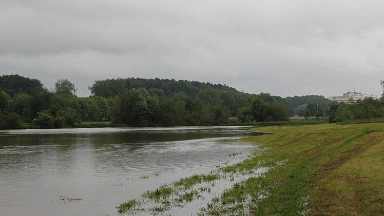 Die Wiese an der Niederndorfer Hauptstraße gleicht einem See (im Hintergrund die Firma Schaeffler) Foto: Andreas Brandl