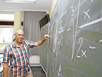 Werner Seitz schreibt für das Foto einen wilden Term an die Tafel.Foto: Arkadius Guzy