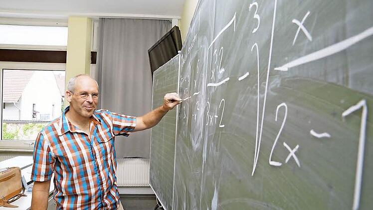 Werner Seitz schreibt für das Foto einen wilden Term an die Tafel.Foto: Arkadius Guzy