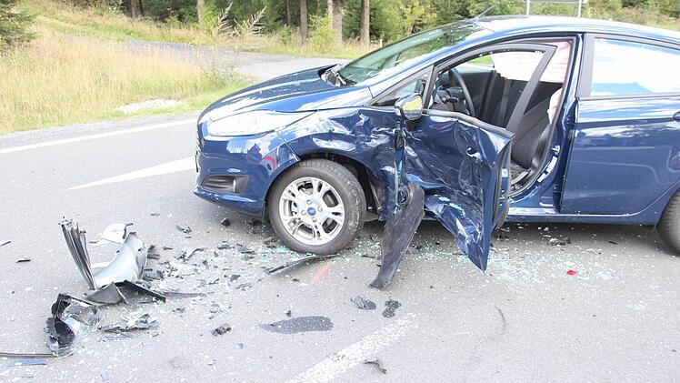 Die Fahrerseite des Ford wurde demoliert.  Foto: Friedwald Schedel