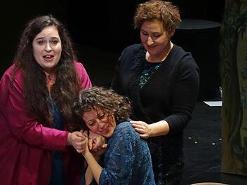 Ana Cvetkovic-Stojnic (Mitte) als Adalgisa sowie Celste Siciliano als Norma (links) und Heidi Peters als Normas Vertraute Clotilde. Fotos: Jochen Berger