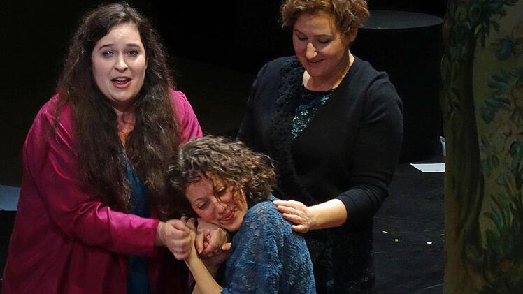 Ana Cvetkovic-Stojnic (Mitte) als Adalgisa sowie Celste Siciliano als Norma (links) und Heidi Peters als Normas Vertraute Clotilde. Fotos: Jochen Berger
