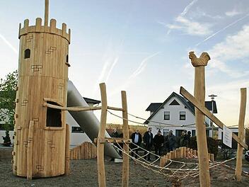 Die Mitglieder des Bau- und Umweltausschusses überzeugten sich von der gelungenen neuen Ausstattung des Spielplatzes "Am Hahn" in Eltmann. Zug um Zug erneuert die Stadt seit einigen Jahren die Spielplätze. Immer sind die Kinder direkt einbezogen, was sich bewährt hat.  Foto: Sabine Weinbeer