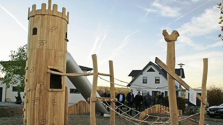 Die Mitglieder des Bau- und Umweltausschusses überzeugten sich von der gelungenen neuen Ausstattung des Spielplatzes "Am Hahn" in Eltmann. Zug um Zug erneuert die Stadt seit einigen Jahren die Spielplätze. Immer sind die Kinder direkt einbezogen, was sich bewährt hat.  Foto: Sabine Weinbeer
