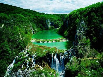 Mit dem Fernreisebus nach Kroatien spart man sich die Besorgung der Vignetten für Österreich, Slowenien und Kroatien. Bedachtes Reisen ist sinnvoll, um ein Naturspektakel wie die Plitvicer Seen nicht zu zerstören. Foto: Mario Romulic & Dražen Stojcic/Kroatische Zentrale für Tourismus