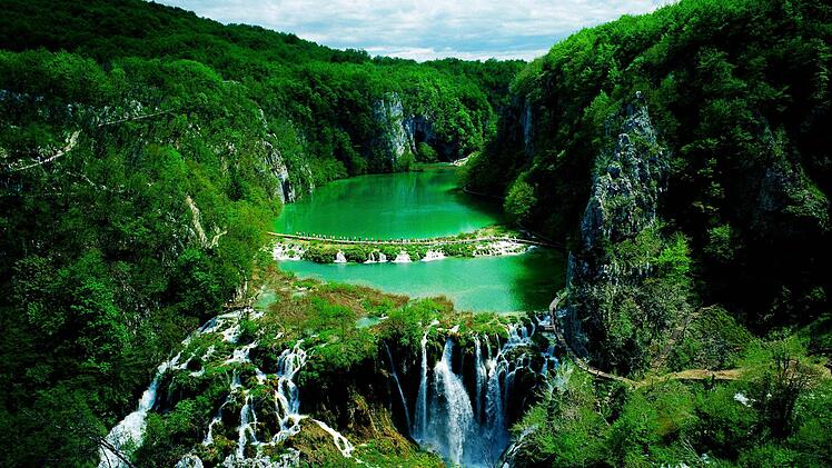Mit dem Fernreisebus nach Kroatien spart man sich die Besorgung der Vignetten für Österreich, Slowenien und Kroatien. Bedachtes Reisen ist sinnvoll, um ein Naturspektakel wie die Plitvicer Seen nicht zu zerstören. Foto: Mario Romulic & Dražen Stojcic/Kroatische Zentrale für Tourismus