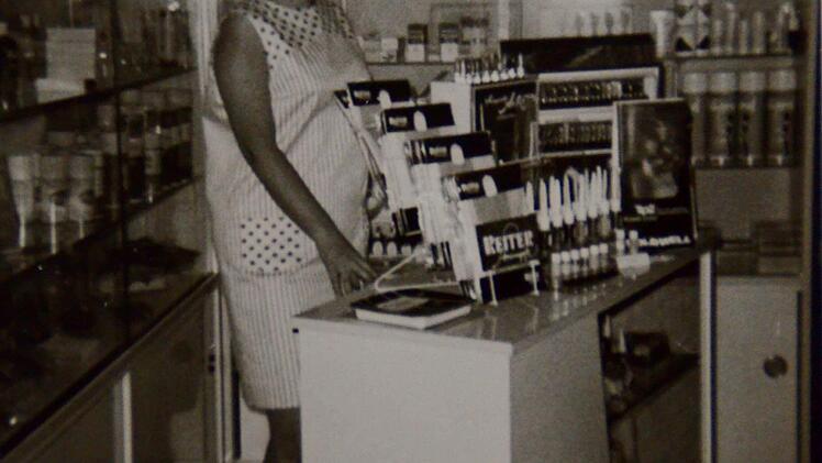 Theresia Gulich hochschwanger im Laden (1970er Jahre)  Repro: Kathrin Kupka-Hahn