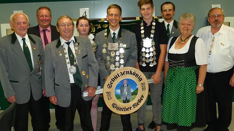 Das Untersteinacher Königshaus mit den Ehrengästen. Foto: Klaus-Peter Wulf