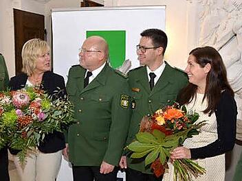 Polizeivizepräsident Udo Skrzypczak (von links), Angelika Lankes, Willibert Lankes, Alexander Rothenbücher, Diana Rothenbücher und Polizeipräsident Reinhard Kunkel beim Festakt im Kaisersaal.