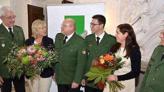 Polizeivizepräsident Udo Skrzypczak (von links), Angelika Lankes, Willibert Lankes, Alexander Rothenbücher, Diana Rothenbücher und Polizeipräsident Reinhard Kunkel beim Festakt im Kaisersaal.