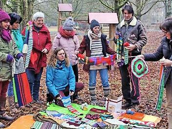 Zwei Dutzend gehäkelte und gestrickte Schals befestigten Mitglieder des Strickstuben-Teams an den Bäumen entlang des Dammes am Jörgentor. Sie wollen damit auf die mögliche Fällung der Bäume aufmerksam machen.  Foto: Dieter Britz