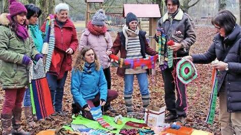 Zwei Dutzend gehäkelte und gestrickte Schals befestigten Mitglieder des Strickstuben-Teams an den Bäumen entlang des Dammes am Jörgentor. Sie wollen damit auf die mögliche Fällung der Bäume aufmerksam machen.  Foto: Dieter Britz