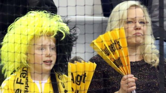 Zwei glückliche Coburger Fans nach dem klaren Heimsieg vor knapp 2000 Zuschauern in der HUK-Arena.