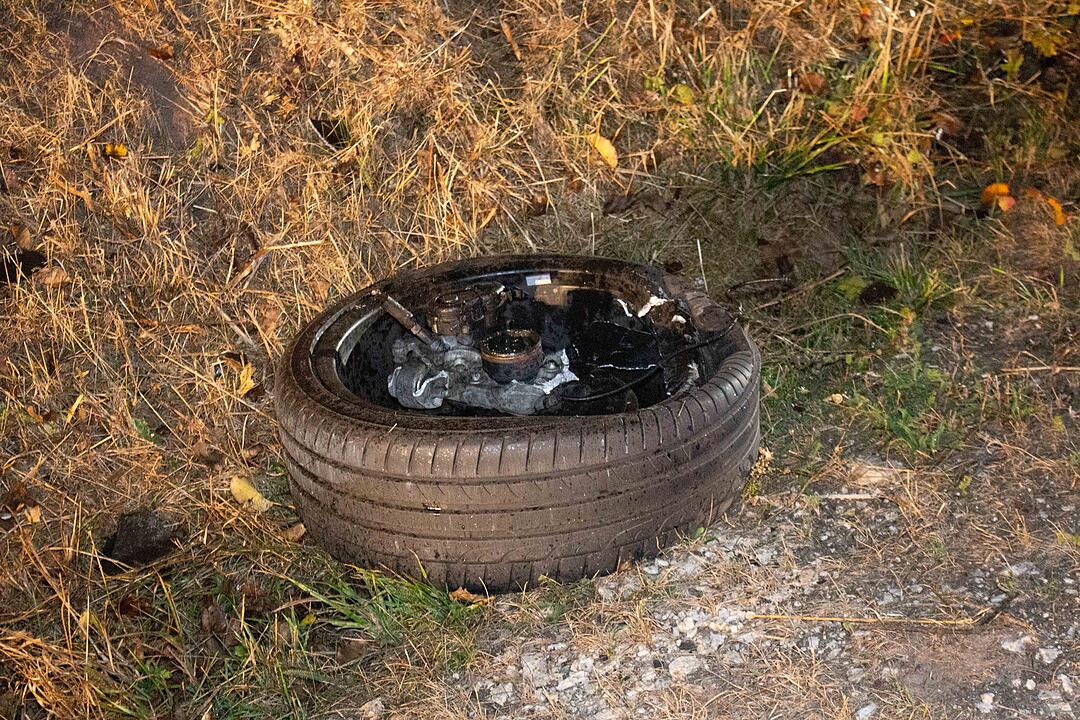 Tödlicher Unfall im Kreis Ansbach: Junge Autofahrerin prallt gegen Baum und stirbt - Auto geht in Flammen auf