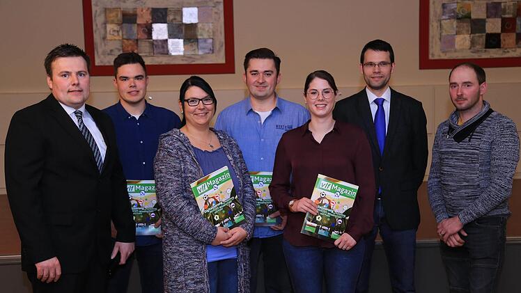 Erfolgreich ausgebildete Meister und Meisterinnen: vlf-Vorsitzender Jörg Porisch (v.l.) gratulierte Philipp Dötzer, Katrin Steger, Christoph Schmidt, Elisa Hänfling. Auch der neue Geschäftsfüher Markus Heckmann und der  stellvertretende vlf-Vorsitzende Markus Nützel gratulierten. Foto: Franz Galster