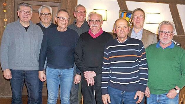 Die neugew&auml;hlte Vereinsf&uuml;hrung der "Fidelia" mit Manfred Bock (3. v. l.) und B&uuml;rgermeister Klaus Schumann (2. v. r.) Foto: Richard S&auml;nger