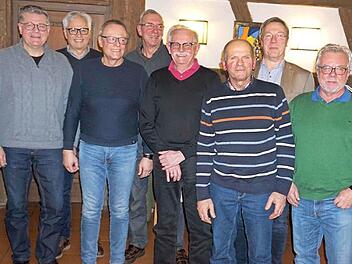 Die neugewählte Vereinsführung der "Fidelia" mit Manfred Bock (3. v. l.) und Bürgermeister Klaus Schumann (2. v. r.) Foto: Richard Sänger