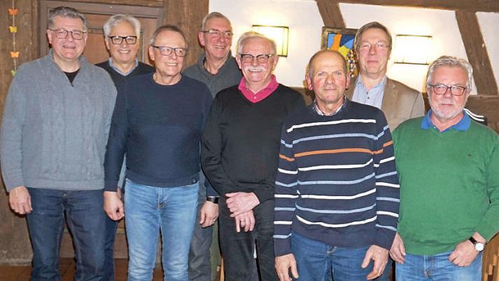 Die neugewählte Vereinsführung der "Fidelia" mit Manfred Bock (3. v. l.) und Bürgermeister Klaus Schumann (2. v. r.) Foto: Richard Sänger