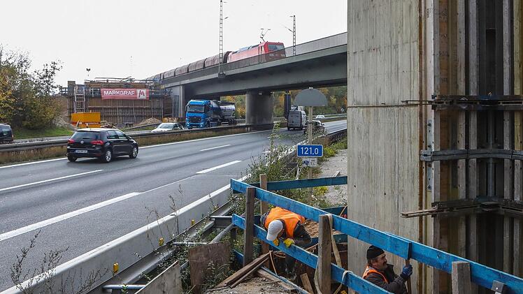 Autofahrer, die momentan auf der A 73 unterwegs sind, können sie kaum übersehen: Die neue Bogenbrücke über der A 73 rückt immer näher. Fotos: Barbara Herbst