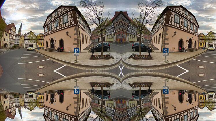 Der Marktplatz vor dem Rathaus verändert durch Bearbeitung am Computer  seinen Charakter. Foto: Dieter Britz