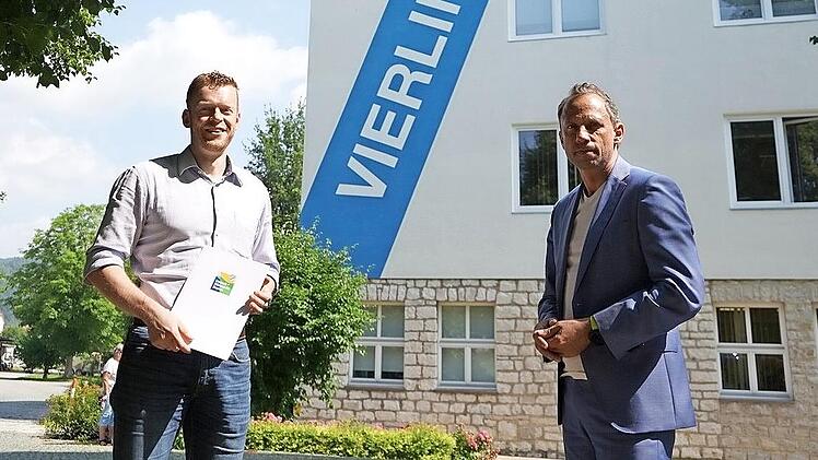 Bayerns Umweltminister Thorsten Glauber (r.) mit Martin Vierling, Gesch&auml;ftsf&uuml;hrer Vierling Production GmbH.