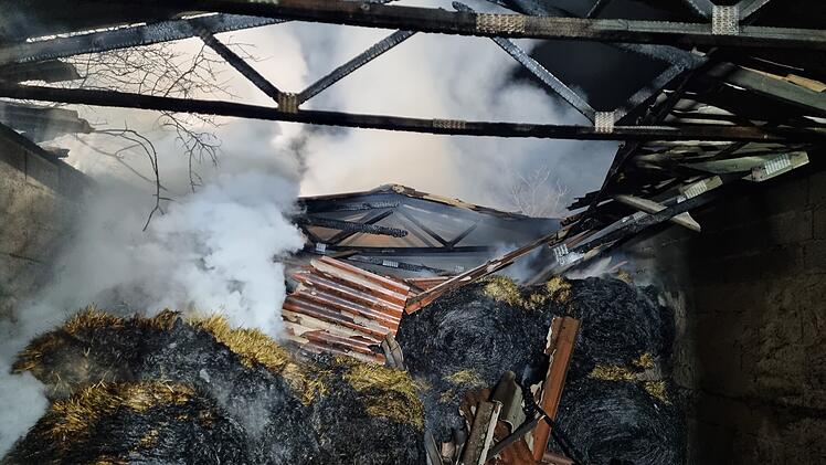 Schwelende Überreste der abgebrannten Scheune bei Igelsdorf