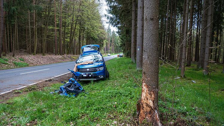 Dacia kommt von Fahrbahn ab und prallt gegen Baum