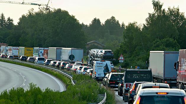 Stau auf der A6 nach Auffahrunfall mit mehreren Lkw bei N&uuml;rnberg