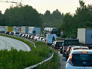 Stau auf der A6 nach Auffahrunfall mit mehreren Lkw bei N&uuml;rnberg