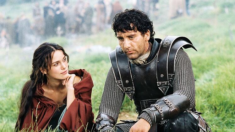 Guinevere (Keira Knightley) und Arthur (Clive Owen) finden inmitten der Kriegswirren Zeit f&uuml;r romantische Momente zu zweit.
