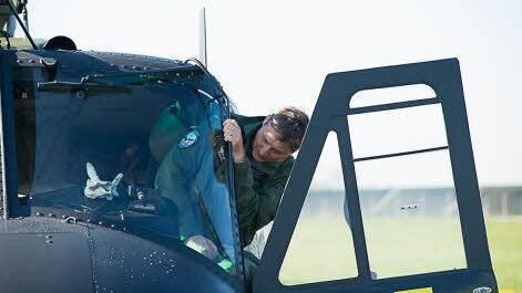 Pilot Björn Blotenberg klettert ins Cockpit.  Foto: Tobias Köpplinger