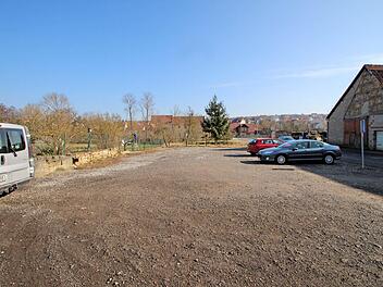 Hier an der Ludwigstraße soll der Dorfplatz von Poppenlauer entstehen. Die Fläche im Vordergrund wird befestigt und kann für Feste und Ähnliches dienen. Die Grünfläche weiter hinten bleibt als solche erhalten. Foto: Dieter Britz